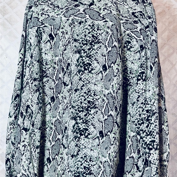 Vintage August Max Woman Lizard Print Silk Tunic Length Blouse 26 - Picture 2 of 3